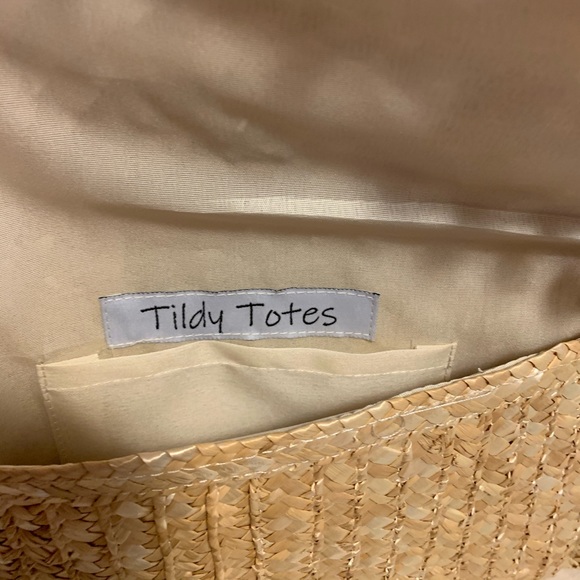 NEW!!!  Adorable!  Straw Pom Pom Clutch. - Picture 3 of 3